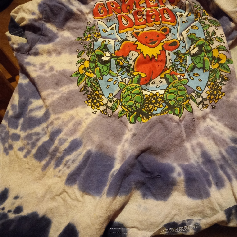 Multi colored greatuful dead medium sized shirt
